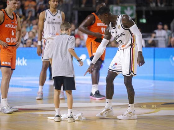 Länderspiel Deutschland vs. Niederlande iin der Könarena (Koelnarena) WM-Qualifikation (Laenderspiel Weltmeisterschaftsvorbereitung) Hier: Dennis Schröder (Schroeder) mit Wischerkind