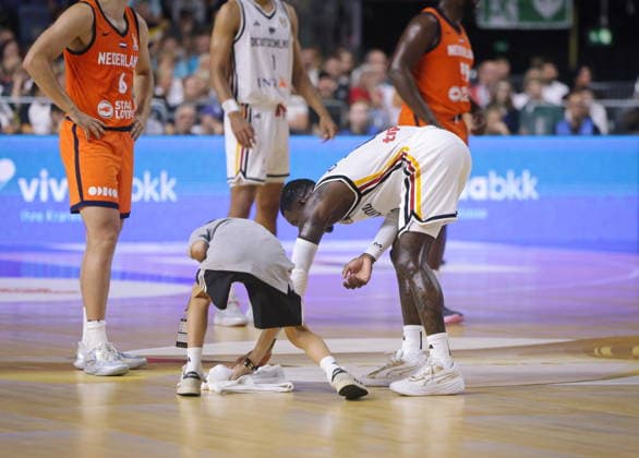 Länderspiel Deutschland vs. Niederlande iin der Könarena (Koelnarena) WM-Qualifikation (Laenderspiel Weltmeisterschaftsvorbereitung) Hier: Dennis Schröder (Schroeder) mit Wischerkind