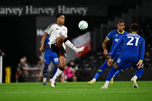 Fulham v AFC Wimbledon, EFL Cup Fulham midfielder Shea Charles (19) looks to release the ball during the EFL Cup match between Fulham and AFC Wimbledon at Craven Cottage, London, UK on 27 August 2026. London Craven Cottage Greater London UK Editorial use only DataCo restrictions apply See www.football-dataco.com , Copyright: xDennisxGoodwinx PSI-24776-0024