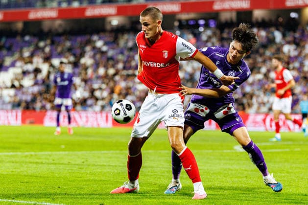 VIENNA, AUSTRIA - 27 AUGUST 2026: Image shows Lagerbielke Gustaf (Braga, 14) and Lee Taeseok (Austria Wien, 17) during UEFA Conference League 2026 27 Play-off Round, Second Leg: FK Austria Wien vs SC Braga at Franz-Horr-Stadion on 27 08 2026 in Vienna, Austria. Austria Copyright: xFröhlichxPascalx