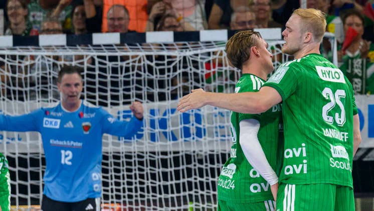 im Bild v.l.: Tobias Grondahl (Fuechse Berlin, 15), Matthes Langhoff (Fuechse Berlin, 25), Tor, Treffer, Jubel, Torjubel, Freude, Begeisterung, feiert, GER, Berlin, Handball, Fuechse Berlin vs MT Melsungen, in der Max-Schmeling-Halle, 27.08.2026, Copyright: HMBxMedia UwexKoch