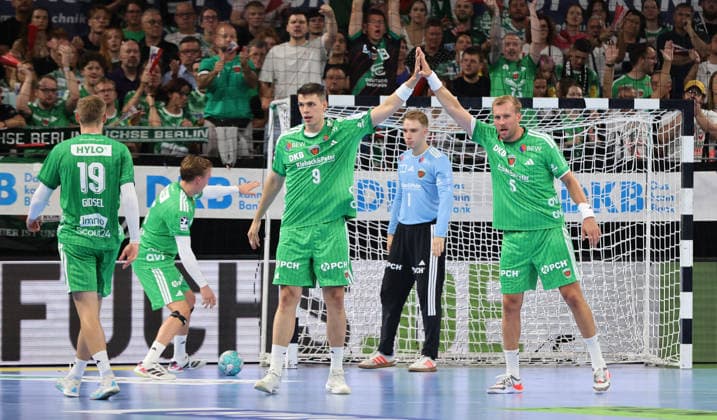 Mathias Gidsel, Frederik Simak klatscht ab mit Max Darj, dahinter Torwart Lasse Ludwig Handball HBL Bundesliga Herren 1. Spieltag Saison 2026 2027 27.08.2026 Füchse Berlin vs MT Melsungen