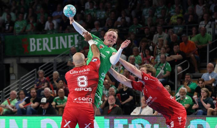 Adrian Sipos, Tobias Schjoelberg Groendahl am Ball, Reynir Thor Stefansson Zweikampf Spielszene Aktion Handball HBL Bundesliga Herren 1. Spieltag Saison 2026 2027 27.08.2026 Füchse Berlin vs MT Melsungen