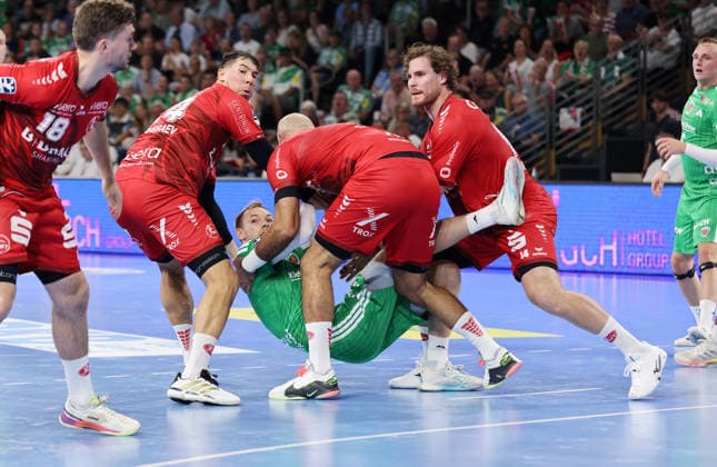 Daniel Dujshebaev, Adrian Sipos und Johannes Golla halten Mathias Gidsel fest Zweikampf Spielszene Aktion Handball HBL Bundesliga Herren 1. Spieltag Saison 2026 2027 27.08.2026 Füchse Berlin vs MT Melsungen