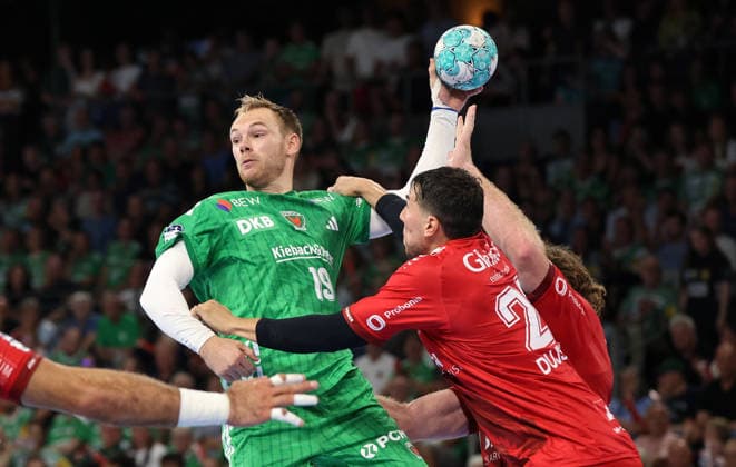 Mathias Gidsel am Ball, Daniel Dujshebaev, Johannes Golla Zweikampf Spielszene Aktion Handball HBL Bundesliga Herren 1. Spieltag Saison 2026 2027 27.08.2026 Füchse Berlin vs MT Melsungen