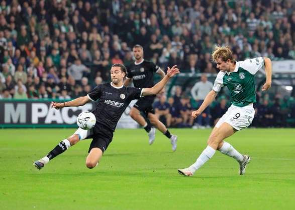 Hibernian v K.A.A. Gent UEFA Europa Conference League Nathan Lowe of Hibernian (right) shoots under pressure from Christian Burgess of K.A.A. Gent during the UEFA Europa Conference League Play-Off Second Leg match at Easter Road, Edinburgh 27 08 2026 UK Newspapers OUT Copyright: xFredxPalmerx FIL-23844-0044
