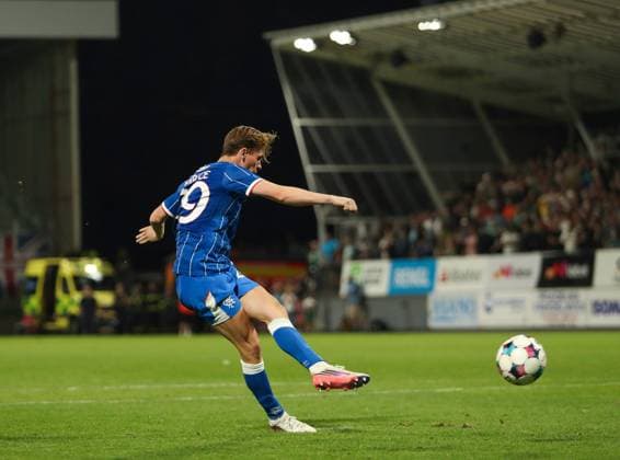 James Penrice of Rangers misses a penalty during UEFA Conference League playoff round second leg match at Chance Arena, Jablonec. FK Jablonec v Rangers - UEFA Conference League - Chance Arena, Czech - 27 Aug 2026Jablonec Chance Arena Czech Republic EDITORIAL USE ONLY  Copyright: xRangersxFC Shutterstockx 17121543db