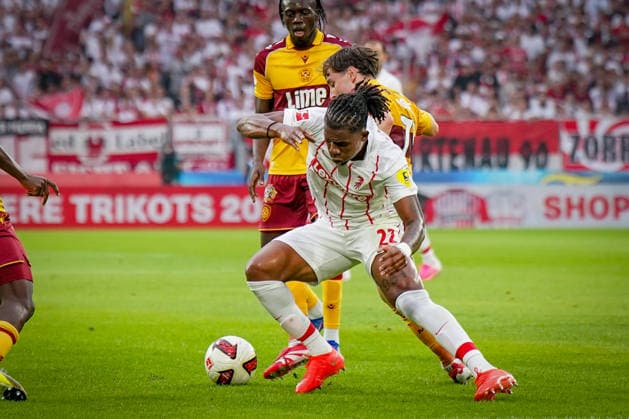Deutschland: UEFA Conference-League-Qualifikation SC Freiburg vs FC Motherwell - Playoffs 2026 2027, Europa-Park Stadion (Freiburg): Cyriaque Irie (SC Freiburg, 22) am Ball Copyright: xJOERANxSTEINSIEKx