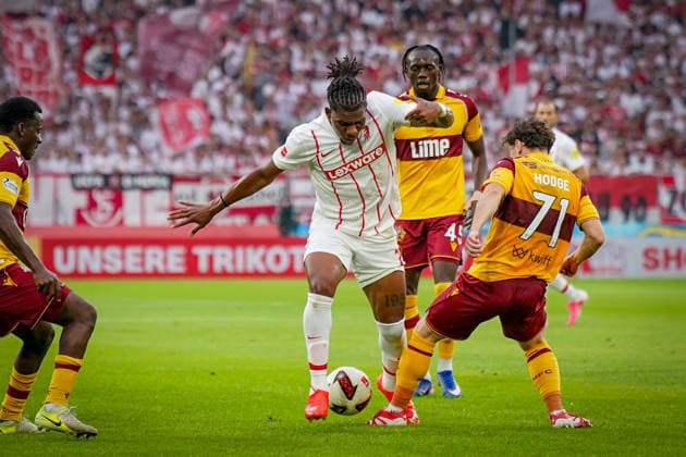 Deutschland: UEFA Conference-League-Qualifikation SC Freiburg vs FC Motherwell - Playoffs 2026 2027, Europa-Park Stadion (Freiburg): Cyriaque Irie (SC Freiburg, 22) am Ball Copyright: xJOERANxSTEINSIEKx