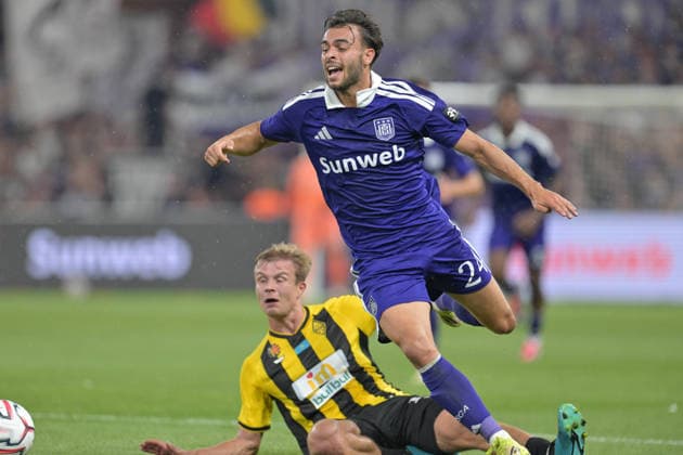 260827 RSC Anderlecht vs Kairat Almaty Jaakko Oksanan (13) of Almaty defending on Enric Llansana (24) of Anderlecht pictured during the play off round - 2nd leg in the 2026-2027 Uefa Europa League season between RSC Anderlecht and Kairat Almaty on August 27 , 2026 in Anderlecht, Belgium. (Photo by David Catry Isosport) Anderlecht Belgium  Copyright: xDavidxCatryx 20260827DC2_7573