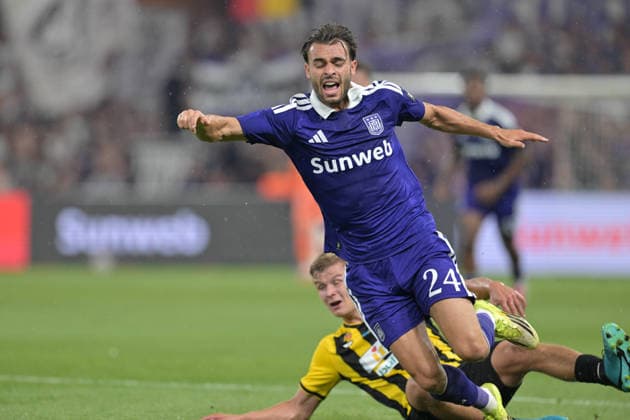 260827 RSC Anderlecht vs Kairat Almaty Jaakko Oksanan (13) of Almaty defending on Enric Llansana (24) of Anderlecht pictured during the play off round - 2nd leg in the 2026-2027 Uefa Europa League season between RSC Anderlecht and Kairat Almaty on August 27 , 2026 in Anderlecht, Belgium. (Photo by David Catry Isosport) Anderlecht Belgium  Copyright: xDavidxCatryx 20260827DC2_7575