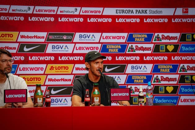 Deutschland: UEFA Conference-League-Qualifikation SC Freiburg vs FC Motherwell - Playoffs 2026 2027, Europa-Park Stadion (Freiburg): Julian Schuster (Trainer, SC Freiburg) Pressekonferenz, Medien Copyright: xJOERANxSTEINSIEKx