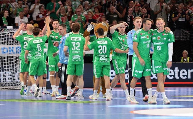 Füchse Mannschaft jubelt nach Spielende Freude Emotion Handball HBL Bundesliga Herren 1. Spieltag Saison 2026 2027 27.08.2026 Füchse Berlin vs MT Melsungen