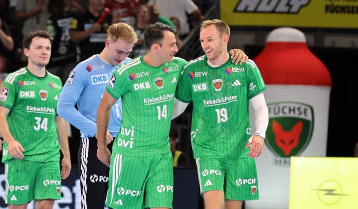 Torwart Lasse Ludwig, Aitor Arino, Mathias Gidsel, Füchse Mannschaft jubelt nach Spielende Freude Emotion Handball HBL Bundesliga Herren 1. Spieltag Saison 2026 2027 27.08.2026 Füchse Berlin vs MT Melsungen