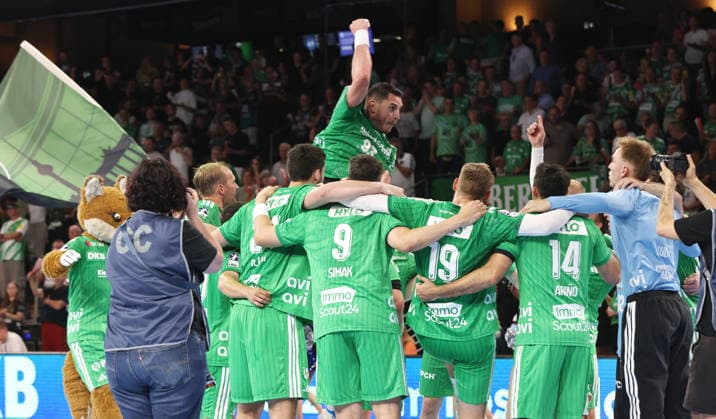 Füchse Mannschaft jubelt nach Spielende Freude Emotion Handball HBL Bundesliga Herren 1. Spieltag Saison 2026 2027 27.08.2026 Füchse Berlin vs MT Melsungen