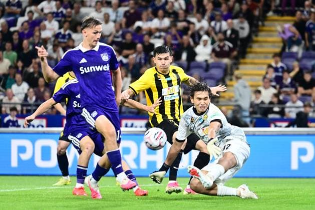 RSC Anderlecht v Kairat Almaty - UEFA Europa League ANDERLECHT, BELGIUM - AUGUST 27 : Sikan Danylo forward of RSC Anderlecht, Kalmurza Sherkhan Goalkeeper of Kairat Almaty in action during the UEFA Europa League 2026 27 play-off round second leg between RSC Anderlecht and Kairat Almaty on August 27, 2026 in Anderlecht, Belgium, 27 08 2026 Anderlecht Belgium  Copyright: xPeterxDexVoechtx