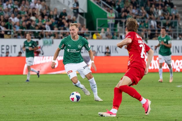 Fussball, UEFA Conference League Qualifikation: FC St. Gallen 1879 vs. FC Nordsjaelland, Donnerstag, 27.08.2026 (Berit Sitterstadion, St. Gallen, Schweiz); Lukas Daschner (10, FC St. Gallen), Juho Lähteenmäki, Juho Laehteenmaeki (25, FC Nordsjaelland) Copyright: xValentinxDomgjonix