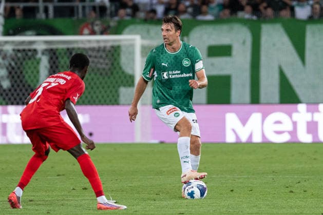 Fussball, UEFA Conference League Qualifikation: FC St. Gallen 1879 vs. FC Nordsjaelland, Donnerstag, 27.08.2026 (Berit Sitterstadion, St. Gallen, Schweiz); Lamine Sadio (37, FC Nordsjaelland), Lukas Görtler (16, FC St. Gallen) Copyright: xValentinxDomgjonix