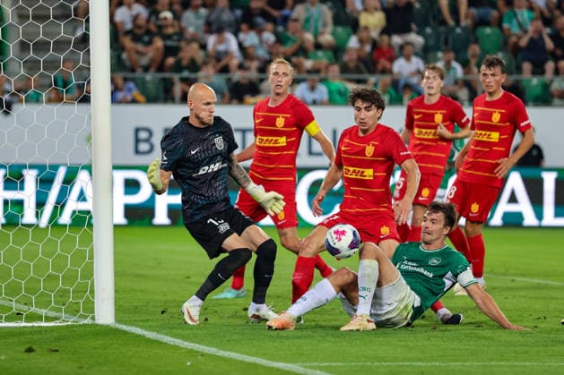 27. August 2026, Fussball, UEFA Conference League, Play-off, Rückspiel, FC St. Gallen 1879 vs. FC Nordsjaelland, Berit Sitterstadion, St. Gallen, Schweiz Lukas Görtler (16, FC St. Gallen 1879) gegen eine Wand Photo: Urs Ottiger