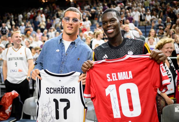 (l-r) Said El Mala (1. FC Köln) und Dennis Schröder (Deutschland) tauschen die Trikots. Basketball Männer FIBA WM-Qualifikationsspiel, Second Round Group K, Deutschland - Niederlande, am 27.08.2026 in Köln Deutschland LanxessArena