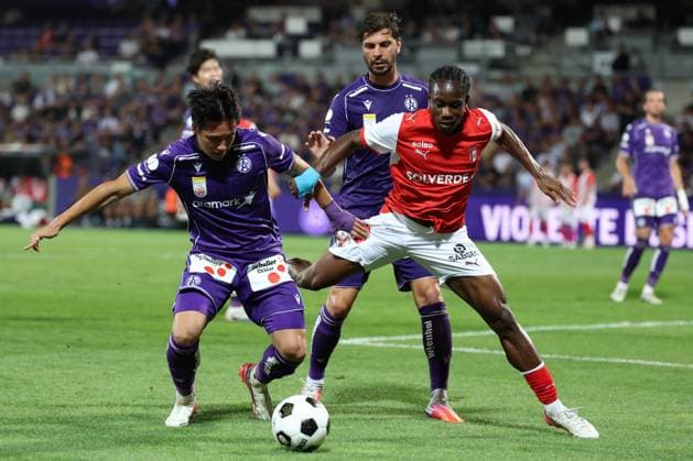 27.August.2026 - SOCCER - 2026 27 UEFA Conference League Play-offs, 2nd Leg, FK Austria Wien vs Sporting Braga Tae-seok Lee (Austria Wien), Aleksandar Dragovic (Austria Wien) and Mario Dorgeles (SC Braga) in duel Vienna Franz-Horr-Stadion (Generali-Arena) Vienna Austria Copyright: xYigitxOermex xPsxImagesxYigitxOermex xPsxImagesx