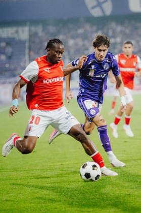 SOCCER - UEFA ECL, A.Wien vs Braga VIENNA,AUSTRIA,27.AUG.26 - SOCCER - UEFA Conference League, play-off, FK Austria Wien vs Sporting Braga. Image shows Mario Dorgeles (Braga) and Sanel Saljic (A.Wien).  GEPAxpictures xAlexanderxSolc