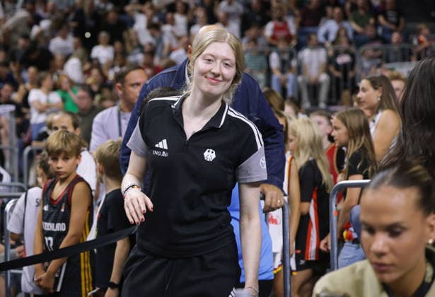 Länderspiel Deutschland vs. Niederlande iin der Könarena (Koelnarena) WM-Qualifikation (Laenderspiel Weltmeisterschaftsvorbereitung) Hier: Damen-Nationalspielerin Frieda Bühner (Buehner) zu Gast beim Spiel der Herren
