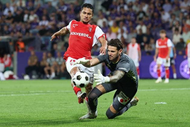 27.August.2026 - SOCCER - 2026 27 UEFA Conference League Play-offs, 2nd Leg, FK Austria Wien vs Sporting Braga Gabriel Silva (SC Braga) and Samuel Radlinger (Austria Wien) saves the ball Vienna Franz-Horr-Stadion (Generali-Arena) Vienna Austria Copyright: xYigitxOermex xPsxImagesxYigitxOermex xPsxImagesx