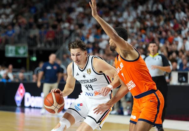 David Kramer (Deutschland, 44) gegen Yannick Franke (Niederlande, 0) GER, Deutschland vs Niederlande, Basketball, Länderspiel, World Cup European Qualifiers, LANXESS arena, Köln, 27.08.2026 Foto: HMB Media Scott W. Coleman Köln LANXESS arena Nordrhein-Westfalen GER Copyright: xScottxW.xColemanx