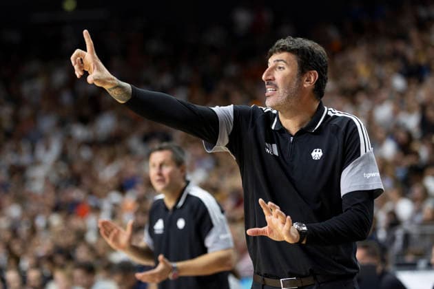 Bundestrainer Alex MUMBRU (GER, mi.) zeigt seinem Team die Richtung, energisch, Geste, Einzelbild, Basketball Laenderspiel WM Qualifikation Deutschland (GER) - Niederlande (NED), Endstand 99:83, FIBA Basketball World Cup European Qualifiers, 2nd Round, Group K, am 27.08.2026, in Koeln Lanxess Arena; Â