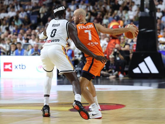 v.l. Isaac Bonga (Deutschland Herren 00), Marijn Ververs (Niederlande Herren 07) Deutschland vs. Niederlande, Basketball, DBB, FIBA Basketball World Cup 2027, European Qualifiers, 27.08.2026 Deutschland vs. Niederlande, Basketball, DBB, FIBA Basketball World Cup 2027, European Qualifiers, 27.08.2026 Koeln Copyright: xEibner-Pressefotox xThomasxStoeckerx EP_TSR