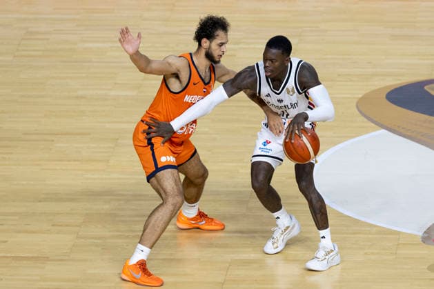 Dennis SCHROEDER (SCHRÖDER) (GER, 17, re.) am Ball im Zweikampf gegen Troy KOEHLER (NED, 16, li.), Aktion, Basketball Laenderspiel WM Qualifikation Deutschland (GER) - Niederlande (NED), Endstand 99:83, FIBA Basketball World Cup European Qualifiers, 2nd Round, Group K, am 27.08.2026, in Koeln Lanxess Arena; Â