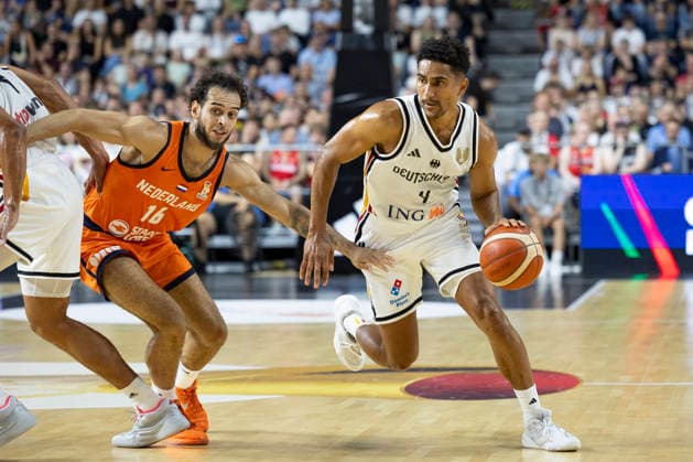 Maodo LO (GER, 4, re.) am Ball im Zweikampf gegen Troy KOEHLER (NED, 16, li.), Aktion, Basketball Laenderspiel WM Qualifikation Deutschland (GER) - Niederlande (NED), Endstand 99:83, FIBA Basketball World Cup European Qualifiers, 2nd Round, Group K, am 27.08.2026, in Koeln Lanxess Arena; Â