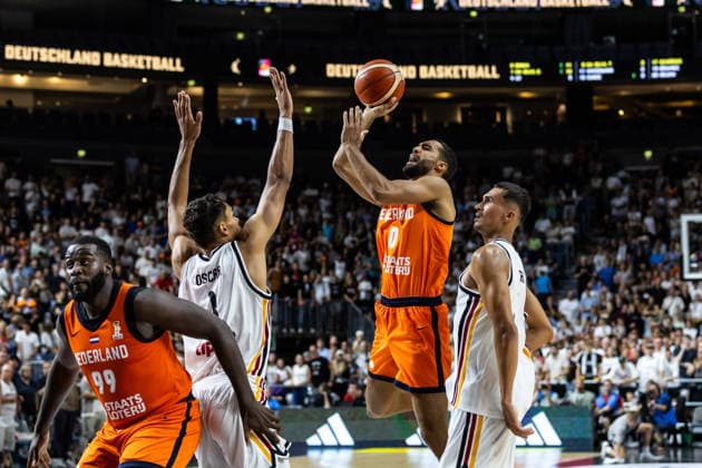 27.08.2026, GER, FIBA ‹Basketball World Cup 2027, European Qualifiers Köln, Deutschland-Türkei Anton Bonke (Niederlande, 9), Oscar Da Silva (Deutschland, 1) Köln LANXESS arena Nordrhein-Westfalen Deutschland