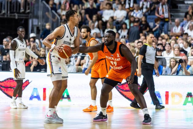 27.08.2026, GER, FIBA ‹Basketball World Cup 2027, European Qualifiers Köln, Deutschland-Türkei Oscar Da Silva (Deutschland, 1), Nathan Kuta (Niederlande, 99) Köln LANXESS arena Nordrhein-Westfalen Deutschland