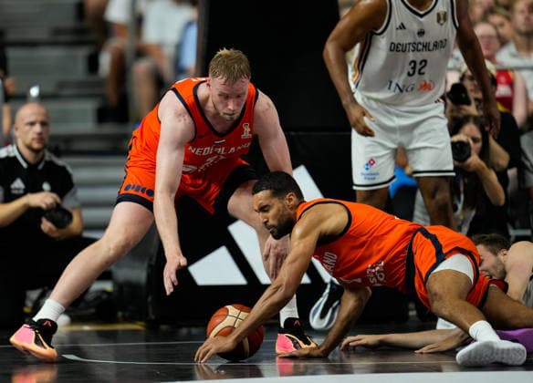 Rienk Mast (Niederlande, 51) und Yannick Franke (Niederlande, 0) greifen nach einem freien Ball. GER, Deutschland vs Niederlande, Basketball, Länderspiel, World Cup European Qualifiers, LANXESS arena, Köln, 27.08.2026 Foto: HMB Media Scott W. Coleman Köln LANXESS arena Nordrhein-Westfalen GER Copyright: xScottxW.xColemanx
