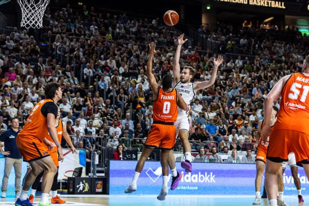 27.08.2026, GER, FIBA ‹Basketball World Cup 2027, European Qualifiers Köln, Deutschland-Türkei Malte Delow (Deutschland, 20) im Zweikampf gegen Yannick Franke (Niederlande, 0) Köln LANXESS arena Nordrhein-Westfalen Deutschland