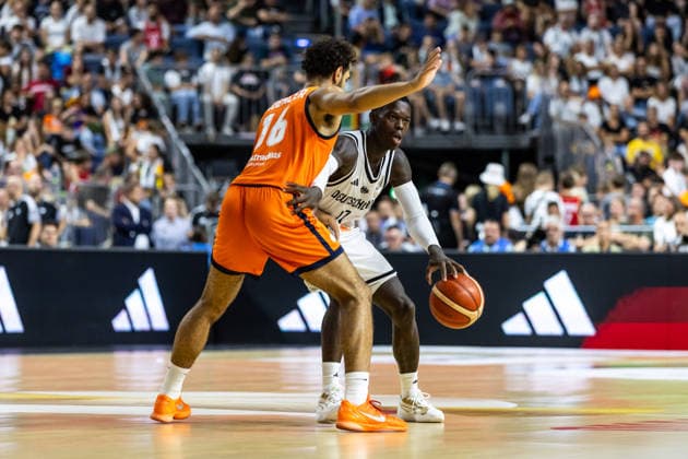 27.08.2026, GER, FIBA ‹Basketball World Cup 2027, European Qualifiers Köln, Deutschland-Türkei Dennis Schroeder (Deutschland, 17) im Zweikampf gegen Troy Koehler (Niederlande, 16) Köln LANXESS arena Nordrhein-Westfalen Deutschland