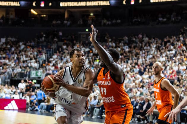 27.08.2026, GER, FIBA ‹Basketball World Cup 2027, European Qualifiers Köln, Deutschland-Türkei Oscar Da Silva (Deutschland, 1) im Zweikampf gegen Nathan Kuta (Niederlande, 99) Köln LANXESS arena Nordrhein-Westfalen Deutschland