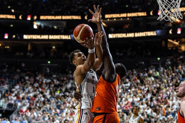 27.08.2026, GER, FIBA ‹Basketball World Cup 2027, European Qualifiers Köln, Deutschland-Türkei Oscar Da Silva (Deutschland, 1) im Zweikampf gegen Nathan Kuta (Niederlande, 99) Köln LANXESS arena Nordrhein-Westfalen Deutschland