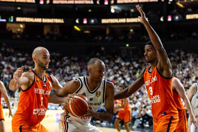 27.08.2026, GER, FIBA ‹Basketball World Cup 2027, European Qualifiers Köln, Deutschland-Türkei Louis Olinde (Deutschland, 16) im Zweikampf gegen Marijn Ververs (Niederlande, 7) und David N Guessan (Niederlande, 3) Köln LANXESS arena Nordrhein-Westfalen Deutschland