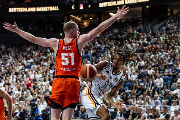 27.08.2026, GER, FIBA ‹Basketball World Cup 2027, European Qualifiers Köln, Deutschland-Türkei Oscar Da Silva (Deutschland, 1) im Zweikampf gegen Rienk Mast (Niederlande, 51) Köln LANXESS arena Nordrhein-Westfalen Deutschland