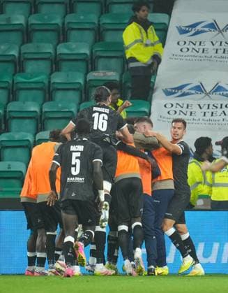 Ibrahima Cisse of KAA Gent is mobbed by team mates as he celebrates scoring in time added on after 90 minutes to give Gent a 3-2 lead (Agg. 2-3). Hibernian v Gent, UEFA Conference League, Play-Off Round, Second Leg, Football, Easter Road, Edinburgh, Scotland, UK - 27 Aug 2026Edinburgh Easter Road United Kingdom  Copyright: xStuartxWallace Shutterstockx 17118942cq