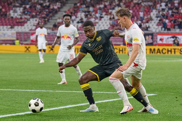 Salzburg, Österreich 27. August 2026: UEFA Europa League - 2026 2027 - Play-offs - Rückspiel - FC Red Bull Salzburg gegen Mjällby AIF Im Bild: v. li. im Zweikampf Tony Miettinen (AIF), Bartosz Mazurek (RB) Red Bull Arena Copyright: xFotostandx xWassmuthx