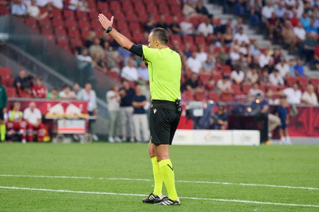 Salzburg, Österreich 27. August 2026: UEFA Europa League - 2026 2027 - Play-offs - Rückspiel - FC Red Bull Salzburg gegen Mjällby AIF Im Bild: Schiedsrichter Irfan Peljto (BIH) gestikuliert auf dem Spielfeld. Red Bull Arena Copyright: xFotostandx xWassmuthx