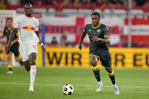 Salzburg, Österreich 27. August 2026: UEFA Europa League - 2026 2027 - Play-offs - Rückspiel - FC Red Bull Salzburg gegen Mjällby AIF Im Bild: v. li. im Zweikampf Kevin Boma (RB), Tony Miettinen (AIF) Red Bull Arena Copyright: xFotostandx xWassmuthx