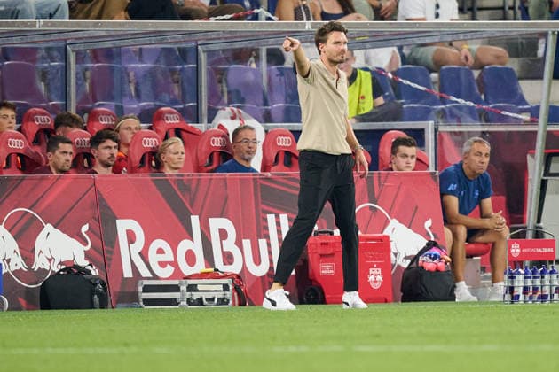 Salzburg, Österreich 27. August 2026: UEFA Europa League - 2026 2027 - Play-offs - Rückspiel - FC Red Bull Salzburg gegen Mjällby AIF Im Bild: Trainer Danny Röhl Roehl (RB) gestikuliert auf dem Spielfeld. Red Bull Arena Copyright: xFotostandx xWassmuthx