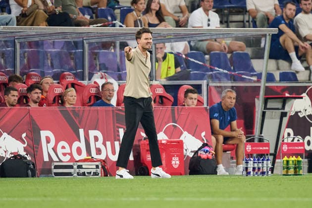 Salzburg, Österreich 27. August 2026: UEFA Europa League - 2026 2027 - Play-offs - Rückspiel - FC Red Bull Salzburg gegen Mjällby AIF Im Bild: Trainer Danny Röhl Roehl (RB) gestikuliert auf dem Spielfeld. Red Bull Arena Copyright: xFotostandx xWassmuthx