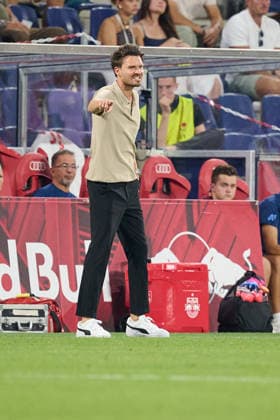 Salzburg, Österreich 27. August 2026: UEFA Europa League - 2026 2027 - Play-offs - Rückspiel - FC Red Bull Salzburg gegen Mjällby AIF Im Bild: Trainer Danny Röhl Roehl (RB) gestikuliert auf dem Spielfeld. Red Bull Arena Copyright: xFotostandx xWassmuthx