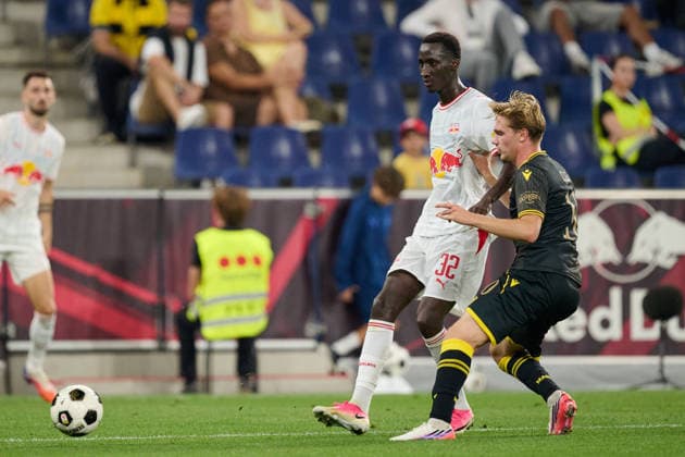 Salzburg, Österreich 27. August 2026: UEFA Europa League - 2026 2027 - Play-offs - Rückspiel - FC Red Bull Salzburg gegen Mjällby AIF Im Bild: v. li. im Zweikampf Abubakr Barry (RB), Jeppe Kjaer (AIF) Red Bull Arena Copyright: xFotostandx xWassmuthx